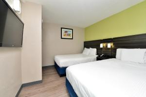 Postel nebo postele na pokoji v ubytování SureStay Studio by Best Western Virginia Beach Oceanfront + 12 fotografií