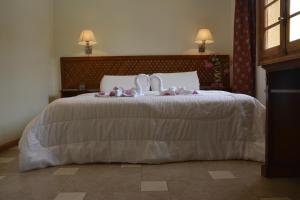 um quarto com uma cama com dois bichos de peluche em Hotel El Volcán em El Volcán