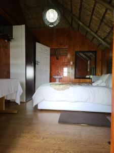 Lauren Palace Guest House في فاندربيجلبارك: غرفة نوم مع سرير أبيض كبير في غرفة