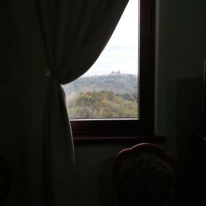 Nespecifikovaný výhled na hory nebo výhled na hory při pohledu z farmy