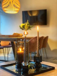 dos velas en una mesa en una sala de estar en Broncks Apartment 1, en Tórshavn