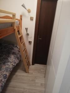 מיטה או מיטות קומותיים בחדר ב-IL RISVEGLIO