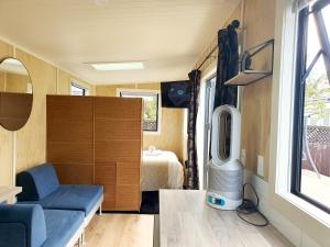 Svetainės erdvė apgyvendinimo įstaigoje Dunedin Luxurious Retreat Cabin
