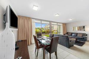 - un salon avec une table et un canapé dans l'établissement Affordable One Bedroom Apartment Lake Taupo C4, à Taupo