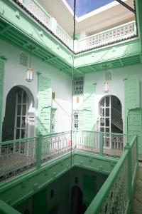 balkon budynku z zielonymi i białymi ścianami w obiekcie Riad Dar Rabiaa w mieście Rabat