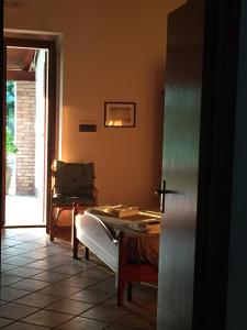 una camera con tavolo, sedia e finestra di Giunti Agriturismo & Camere a Melizzano
