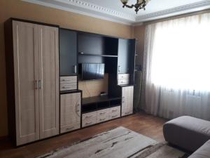 un gran centro de entretenimiento con TV en una habitación en Апартаменты, 2 комн. 6 мест, en Kropyvnytskyi
