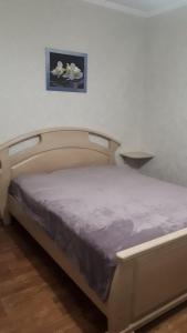 1 cama en una habitación con una foto en la pared en Апартаменты, 2 комн. 6 мест, en Kropyvnytskyi