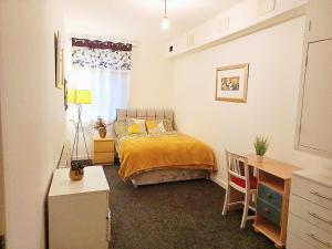 niewielka sypialnia z łóżkiem, biurkiem i biurkiem w obiekcie DOUBLE ROOM CLOSE TO BRADFORD UNIVERSITY AND CITY CENTRE w mieście Bradford