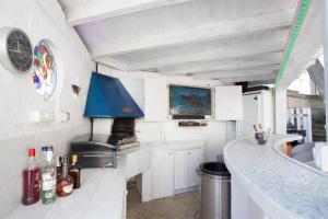 Kuchyň nebo kuchyňský kout v ubytování Villa Ocean View