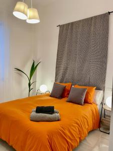 セビリアにあるApartamento Museoのベッドルーム1室(オレンジ色のベッド1台、枕2つ付)