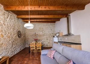 A kitchen or kitchenette at Habitour - Casa Palmira