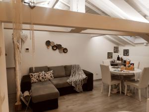uma sala de estar com um sofá e uma mesa em Tuffonelblu em Ventimiglia