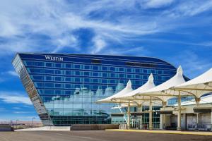 un edificio de cristal con un cartel encima en The Westin Denver International Airport, en Denver