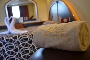 a towel on a bed in a hotel room at Hot Plaza Camarones - Love Hotel - Solo Adultos in Mexico City