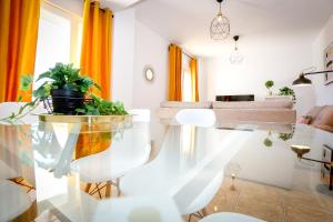 a living room with a glass table with plants on it at MONTESOL HOME - Parking Gratis in Ayamonte