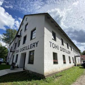 un edificio bianco con le parole "Distretto di Tolloth" di Tohi Distillery apartments a Kohila