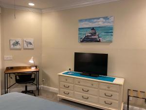 TV at/o entertainment center sa Paradise Found - Private Oasis with Heated Pool on Marco Island