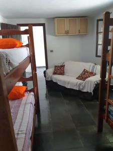 מיטה או מיטות קומותיים בחדר ב-Casa de Campo "Recanto Céu Azul"