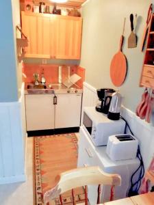 uma pequena cozinha com um lavatório e um micro-ondas em Cosy non smoking Cabin close to beach,Alnö em Sundsvall