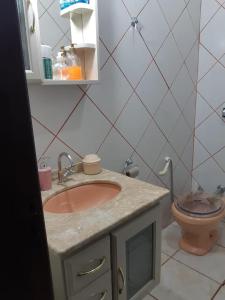 Um banheiro em Casa de Campo "Recanto Céu Azul"