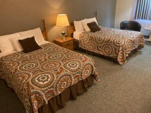 um quarto de hotel com duas camas e um candeeiro em Landmark Motel em Clintonville
