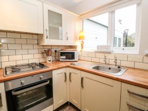 Een keuken of kitchenette bij Chare Close Cottage