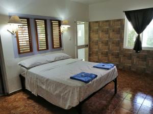 
A bed or beds in a room at Villa Florie Condo - Economic Accommodations
