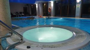 a large swimming pool with a hot tub in a building at Apartament Marzanna w Willi na Klifie in Rewal