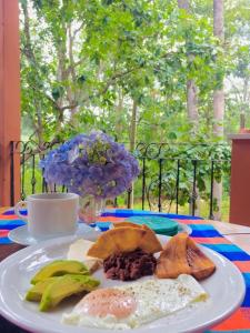 un plato de comida en una mesa con huevos y fruta en Hotel Huella Lenca, en La Esperanza