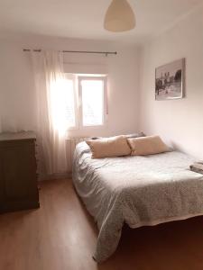 - une chambre avec un lit et une fenêtre dans l'établissement SX6 Ático con terraza en centro histórico Pontevedra, à Pontevedra