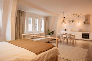 1 dormitorio con 1 cama y cocina con mesa en ZION Apartments, en Neuwied