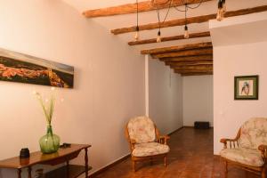 A seating area at Habitour - Casa Palmira