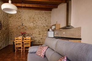 A kitchen or kitchenette at Habitour - Casa Palmira