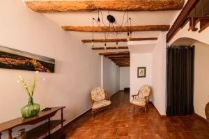 A seating area at Habitour - Casa Palmira