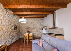A kitchen or kitchenette at Habitour - Casa Palmira