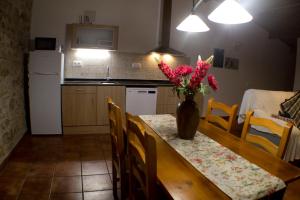 A kitchen or kitchenette at Habitour - Casa Palmira