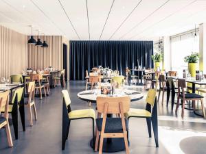 a dining room with tables and chairs in a restaurant at Mercure Nancy Centre Gare in Nancy