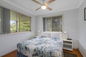 - une chambre avec un lit et 2 fenêtres dans l'établissement Bellhaven 1, 17 Willow Street, à Crescent Head
