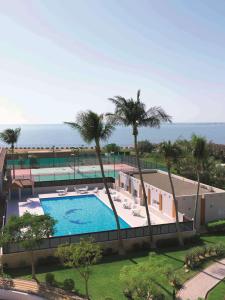 een uitzicht over een zwembad met palmbomen bij Radisson Blu Hotel, Yanbu in Yanbu