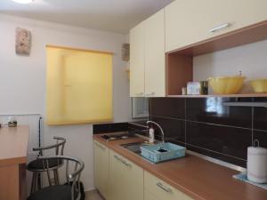 una cocina con fregadero y encimera en Studio Josip, en Split