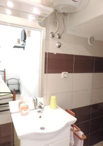 un baño con lavabo y espejo en Studio Josip, en Split