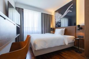Een bed of bedden in een kamer bij Radisson Blu, Basel