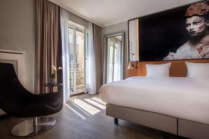 Een bed of bedden in een kamer bij Radisson Blu, Basel