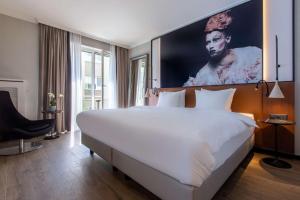 Een bed of bedden in een kamer bij Radisson Blu, Basel