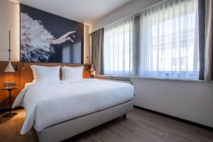 Een bed of bedden in een kamer bij Radisson Blu, Basel
