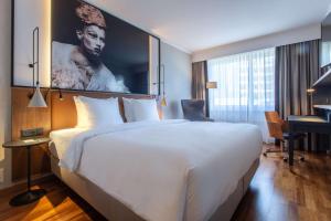 Een bed of bedden in een kamer bij Radisson Blu, Basel