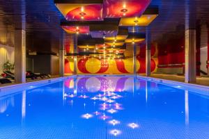 een groot zwembad in een hotel met verlichting bij Radisson Blu, Basel in Bazel
