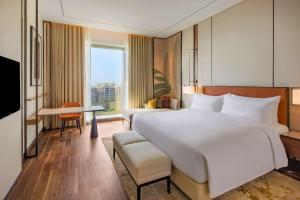 Postel nebo postele na pokoji v ubytování Radisson Blu Hotel & Spa, Nashik