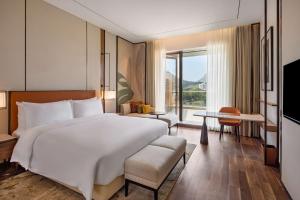 Postel nebo postele na pokoji v ubytování Radisson Blu Hotel & Spa, Nashik
